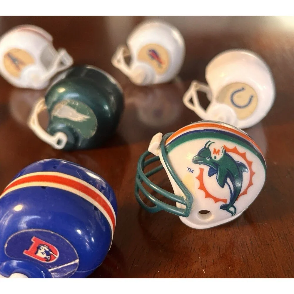 Vintage Lot of 8‎ Bubble Gum Ball Machine NFL Plastic Football Helmets